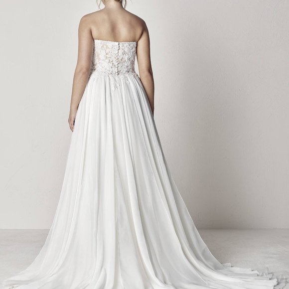 Pronovias Etir Gown - Picture 2 of 6